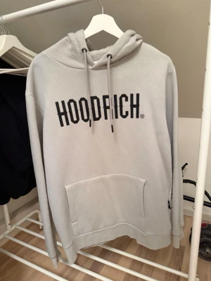 Grå Hoodrich hoodie - Säljer en grå Hoodrich hoodie i storlek L. Använd max 3 gånger och är i så gott skick som nytt