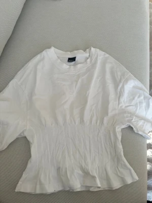 Fin topp från Gina tricot - Säljer denna jättefina toppen från Gina tricot💗säljer pågrund av att den inte kommer till användning!! Använd endast några gånger, den har en liten fläck som man ser på andra bilden💗