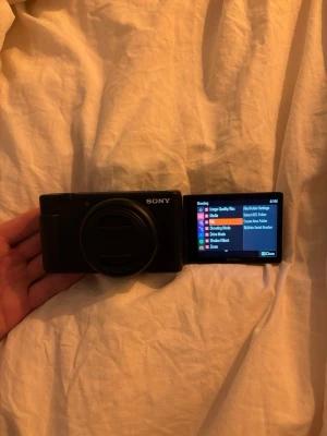 Sony ZV-1F - Säljer kameran eftersom den saknar några funktioner som jag personligen behöver. Det är dock ett väldigt bra och pålitligt kamera med hög kvalitet. Köpte kameran för två veckor sen, är knappt använd, i mycket gott skick och fungerar helt felfritt. Perfekt för både nybörjare och mer erfarna användare som vill ha ett smidigt och bra kamera.  Batteri samt vindskydd för mikrofon medföljer. Kameran laddas med usb-c😊