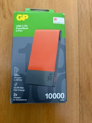 GP Powerbank M2 10000 mAh Orange - GP Powerbank M2 10000 mAh från GP Batterier är en powerbank som effektivt laddar din telefon till över 55% på bara 30 minuter. En fulladdad M2 PowerBank ger tillräckligt med kraft för två smartphone-laddningar. Med sina sex distinkta säkerhetsfunktioner och robust konstruktion kommer denna powerbank att vara en pålitlig följeslagare under många år framöver. De sex inbyggda säkerhetsskydden är gjorda för laddning utan krångel. De ser till att dina enheter laddas säkert och skyddar dem mot loopbac