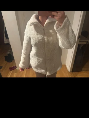 Från Gina tricot  - Den trendiga vårjackan, köpt några månader sen har inga fel bara lite rosa fläckar i inne fickorna syns inte utanför. Jag är storlek M men S passade bra så skulle säga passar både S och M