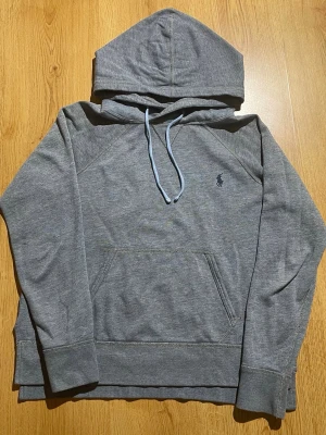  Ralph Lauren Hoodie -  Hej, säljer min hoodie som jag köpt dock var För liten storlek XS I damskriv för frågor😁