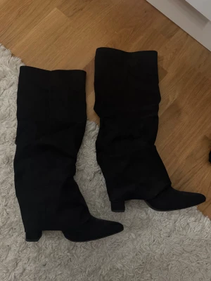 Knähöga boots - Säljer ett par svarta höga stövlar med spetsig tå och klack på 8 cm. Använda två gånger och är inprincip som nya💗jag är 167 och på mig går de presic under knäna