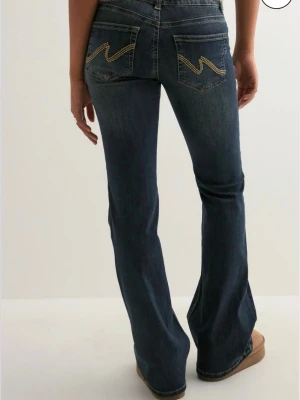 Blå lågmidjade jeans från Nelly - Lågmidjade jeans från Nelly , väldigt populära , har aldrig användt de så de är helt nya , säljer för de är för små för mig 💕.