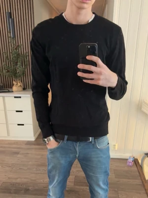 Svart slim fit tröja från Lindbergh - Svart långärmad tröja från Lindbergh i slim fit