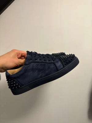 Christian Louboutin junior sneakers mörkblå - Säljer ett par mörkblå loubs i bra skick! Storlek 40 men passar större! Inget OG därav priset.  Äkta ✅