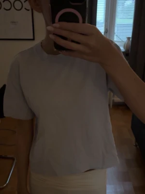 Ljusblå basic t-shirt - ljusblå t-shirt med rund hals och korta ärmar.