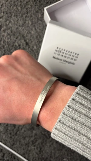 Maison margiela armband - Säljer ett snyggt armband från maison margiela i 925 sterlingsilver. Armbandet är i mycket fint skick och låda skickas med!