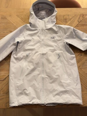 Arc'teryx beta SL - Arc'teryx beta SL jacka i vit, perfekt för blåsiga, regniga  dagar eller för skid backen. Säljer då jag har köpt en ny. (Nypris 5500kr)