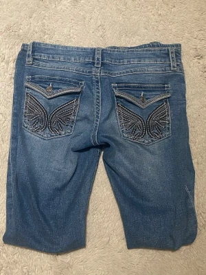 Blå jeans med broderade fickor - Säljer ett par blå jeans från Gina Tricot med snygga broderade detaljer på bakfickorna. Fråga om ni vill ha fler bilder & bilder på hur den sitter.
