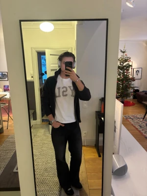 YSL t-shirt  - Vit t-shirt från Saint Laurent med stort YSL-tryck i grått framtill. Klassisk rund hals och korta ärmar. Passar perfekt för dig som vill klä dig lite snyggare och mer genomtänkt. Storlek M men passar även S för en lite mer slimmad look (se bild). Köpt begagnad på Vestiaire collective för lite mer än 3000kr,  den är äkthets verifierad av dom. Pris kan diskuteras. Skriv för frågor.