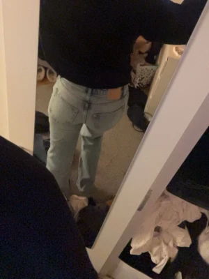 Ljusblå midwaist wide jeans - Säljer ett par ljusblå jeans med midwaist och  raka ben. Storlek W26 L32.