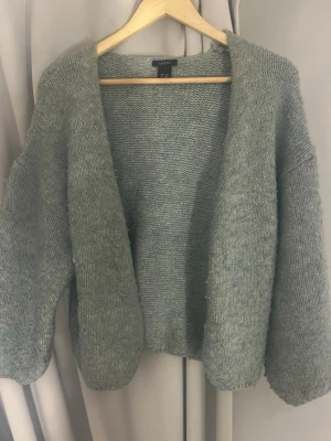 Stickad kofta från Lindex - Mysig typ blå/turkos stickad kofta från Lindex i storlek XS/S.