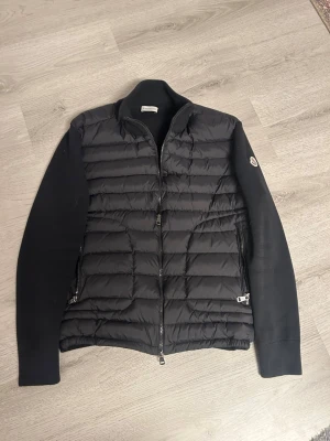 Moncler cardigan  - Använd bara under sommarn å hösten, inga skador eller liknande skavanker storlek L passar perfekt på mig som är 185 