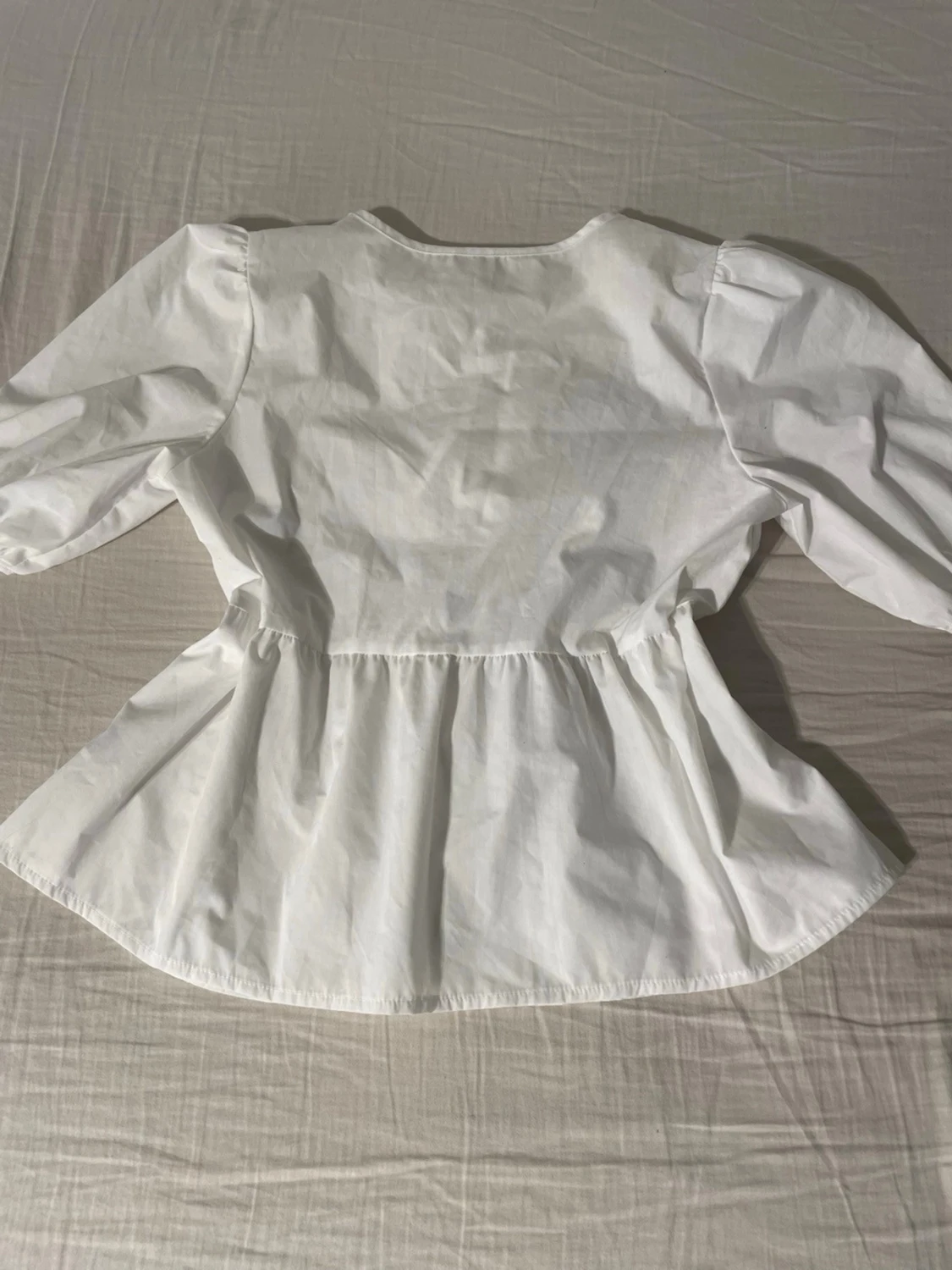 Vit blus med knyte - 1