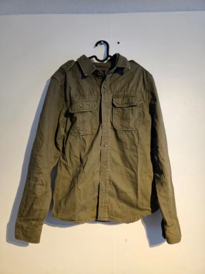 Olivgrön overshirt med fickor - Shitsnygg overshirt från brandit. Nyskick endast buren en gång. Passar min perfekt som vanligtvis har medium.