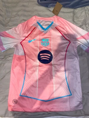 Barcelona rosa/blå S - FC Barcelona matchtröja – rosa (Nike) Snygg och modern FC Barcelona-tröja i rosa design med Spotify-loggan på bröstet. Helt ny med prislapp kvar, aldrig använd. Perfekt för match, träning eller som streetwear. Väldigt clean och unik färg som sticker ut.