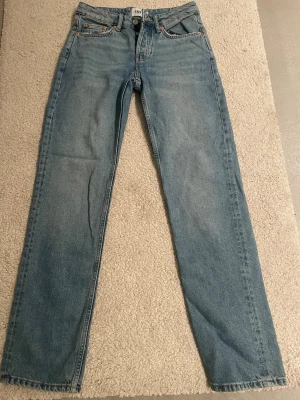 Blå raka jeans från lager  157 Icon - Klassiska blå jeans från lager 157. Icon med rak passform och fem fickor. Jeansen har låg  midja och är tillverkade i slitstarkt denimtyg med snygga kontrastsömmar. Perfekta till sneakers eller boots för en clean look.