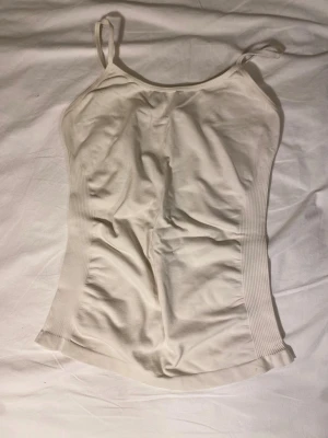 Basic vitt linne från studio Y - Superfint basic linne med fin modell. Sitter superfint om det är rätt storlek. 