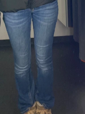 Low bootcut Zara jeans - Jättefina low bootcut jeans från Zara! Strl XS💓 Skriv för fler bilder! 