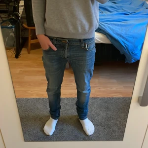 Nudie jeans ”skinny Lin” W28 L32 - Ett par nudie jeans i modellen skinny lin i storleken W28 L32 i ny skick 10/10 sitter perfekt på dig som är mellan 170-180cm lång. Skriv om du har någon fråga pris kan diskuteras.