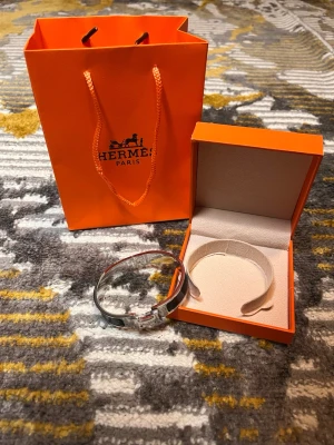 H armband - Säljer en stilren armband från H… Den helt ny och oanvänd, 2 kvar i lager. Vid frågor eller fler bilder sånär det bara att kontakta. 19cm