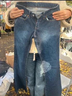 Vintage Levis bootcut jeans  - Säljer dom här as snygga vintage lågmidjade bootcout jeansen. Dom är köpta i Paris på en scenhand butik och knappt använda. De är i super bra skick!! Skriv om ni har frågor❤️kan tänka mig att sänka priset vid snabb affär☺️
