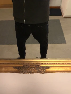 Svarta Slim Glenn jeans från Jack & Jones - Inga problem med dessa jeans:) sitter jätte skönt och inte för tight:) storleken e 32/32 