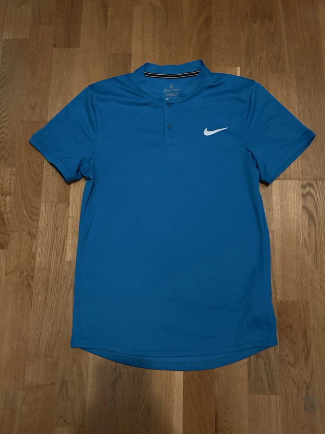 Blå sportig polotopp från Nike