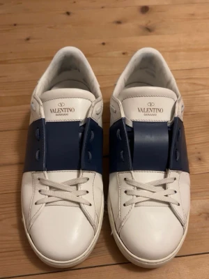 Valentino open - Tvär feta valentino opens i den vackraste blåa nyansen jag sett i hela mitt liv, en klarmörkblå färg som inte tillverkas längre och som jag aldrig sett på någon annan. Skorna är i väldigt fint skick och är väldigt sparsamt använda de är såklart även äkta. Sedan är de i storlek 43,5 vilket är extremt sällsynt. Skorna bär på fina minnen och historier som nästa ägare kan bidra till. Tveka inte över att höra dig vid frågor eller om du vill ha fler bilder etc.