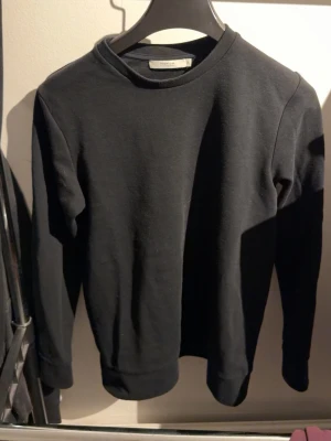 Svart hoodie - Helt vanlig svart hoodie som bara plockar damm i min garderob. Använd fåtal gånger. Inga defekter eller sådant. ( Sitter som S/M )