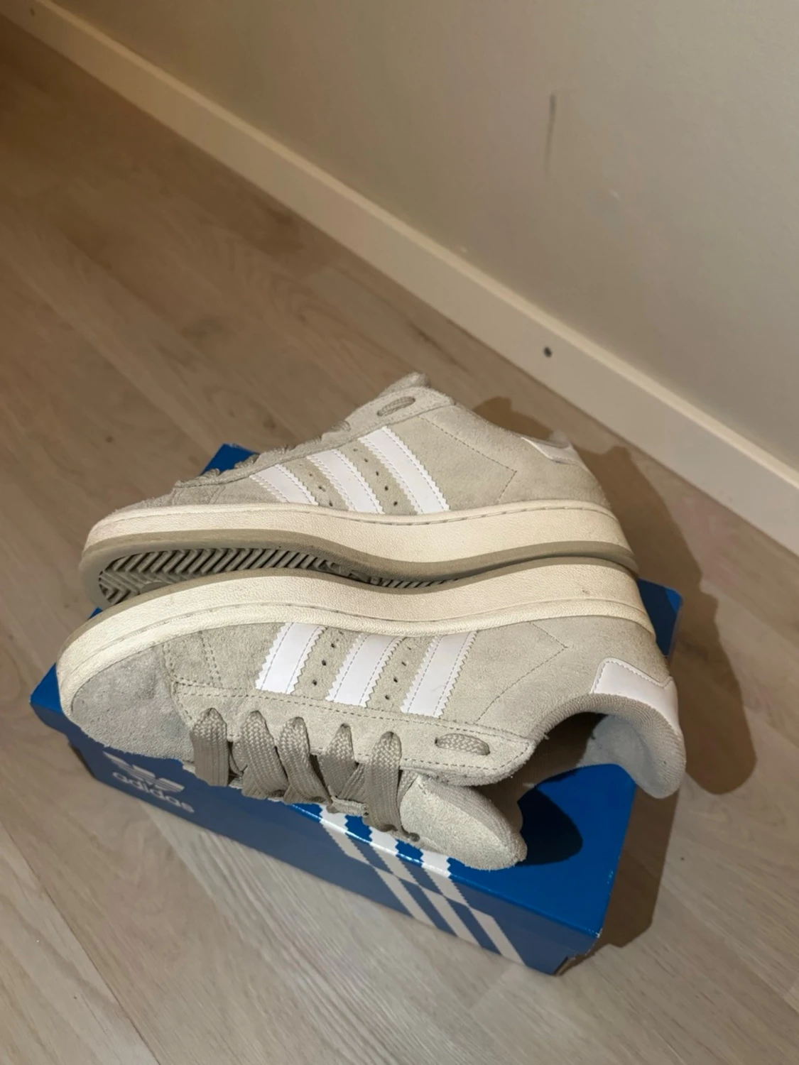 Beige adidas Campus sneakers mocka - 2