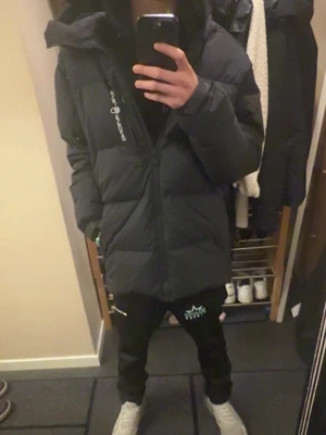 Sail racing Jacka - Säljer en Svart Sail racing jacka som är perfekt för vintern. Den är varm o skön och inge skador på jackan. Storleken är M men passar även S