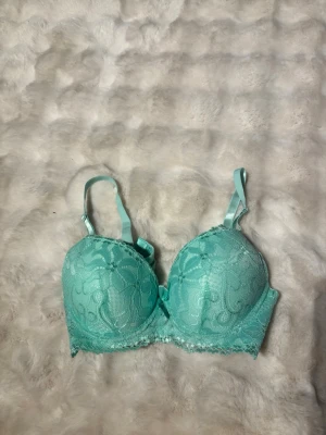 Turkos bh - Säljer en helt ny turkos bh i storlek 75b, den är endast testat 🥰pris kan diskuteras
