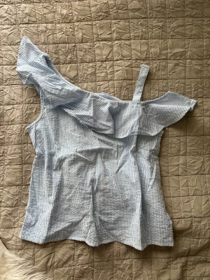 Off shoulder topp - Jätte söt topp till somaren! Luftig med volang och offshoulder design, använd ett fåtal gånger å säljer pga att den blivit för liten💗