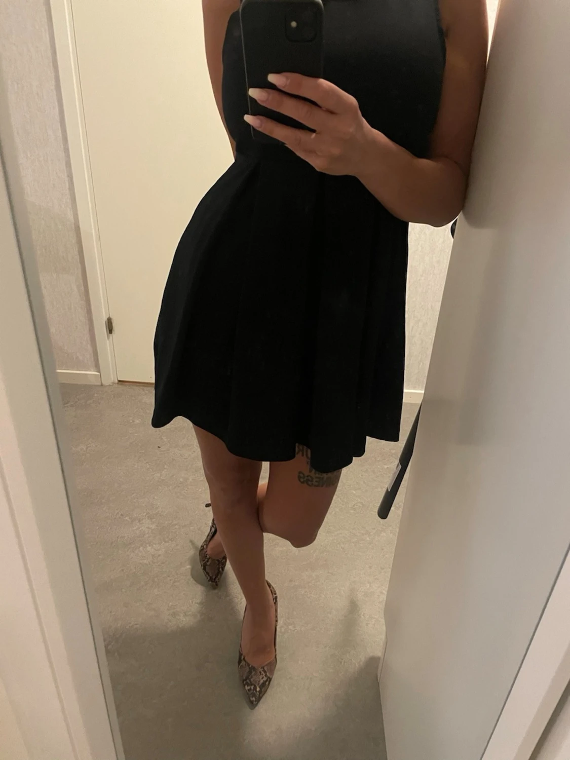 Svart kort klänning  - 4