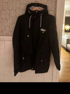 Svart vindjacka från Dope - Jag säljer en svart skidjacka från dope! Den är i otroligt bra skick och säljer den endast för att den inte passar🤗