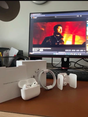 AirPods Pro - Säljer ett par Apple AirPods Pro i mycket fint skick, komplett med originalförpackning, laddkabel och extra öronproppar. Hörlurarna är trådlösa och erbjuder aktiv brusreducering. Allt ser rent och välvårdat ut, inga synliga repor eller skador.