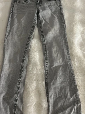 Grå jeans med fickdetaljer - Gråa jeans med låg midja och bootcut! kan gå ner i pris! 