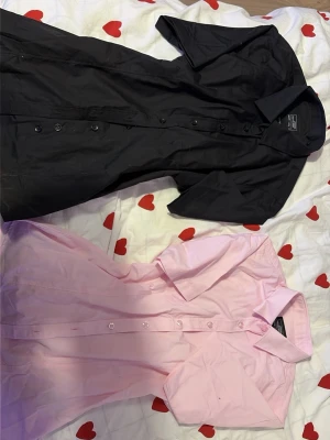 Skjortor (2-pack) - Säljer två helt oanvända skjortor! Båda i storlek xs!