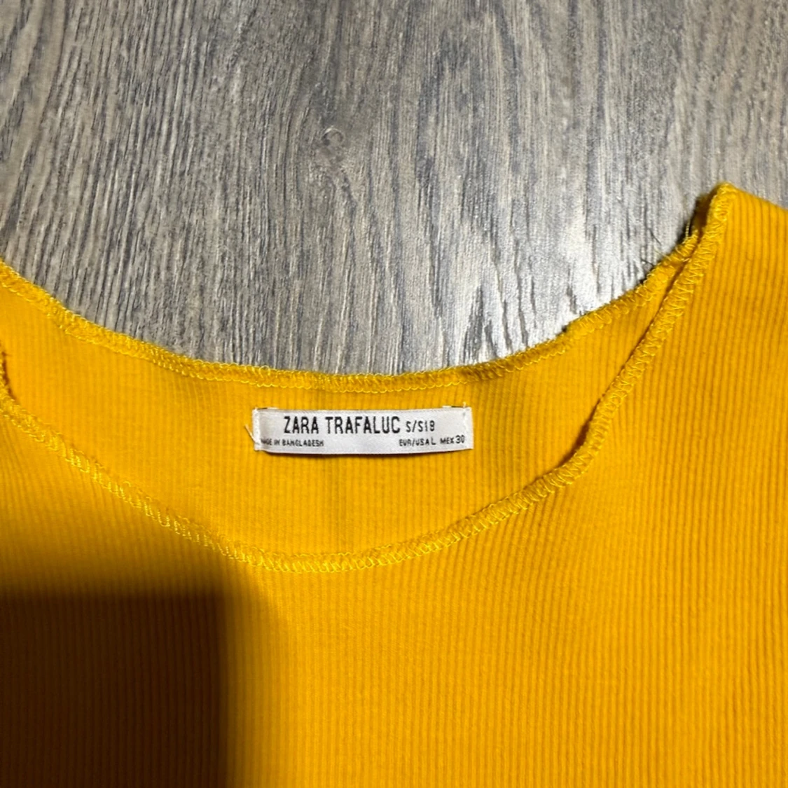 Gul ribbad linnetopp från Zara - 1