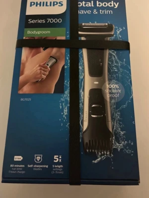 Philips Series 7000 Bodygroom BG7025 - Philips Series 7000 Bodygroom BG7025 är en vattentät kroppstrimmer med 80 minuters batteritid, självslipande blad och 5 längdinställningar (3-11 mm). Ergonomisk design, hudvänlig rakning och integrerad trimmer. Produkten är ny i oöppnad förpackning. Orginalpris : 1000 kr typ
