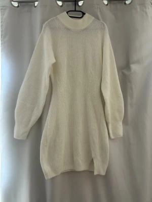 Sstickad klänning - Mysig vit stickad klänning från H&M Divided i storlek S. Aldrig använd då den är för liten