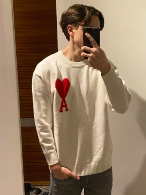 Ami Paris tröja - Storlek S, jag är 177cm och 65kg och ni ser hur den sitter på mig. Lappen är kvar alltså helt oanvänd förutom att jag tog bilden med den på. Skriv om ni har funderingar eller prisförslag