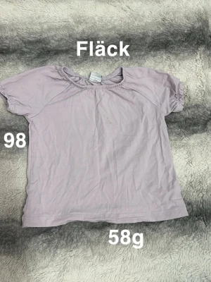 Ljuslila kortärmad topp  - Söt topp med korta ärmar och rund hals. har resårdetaljer vid ärmsluten för en bekväm passform. Perfekt till vardags och enkel att matcha med olika stilar.🌸 Fläck. Storlek 98