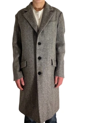 Grå rutig rock från J.Lindeberg - Säljer en stilren grå rock från J.Lindeberg i klassiskt rutigt mönster. Lång modell med tre knappar framtill, Perfekt för dig som vill ha en tidlös och snygg look till våren.