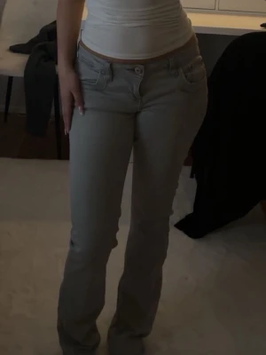 Ljusgrå  ltb jeans valerie - Säljer ett par ljusgrå ltb jeans i modellen valerie. Byxorna har låg midja och klassisk femficksdesign. Tillverkade i mjukt bomullsmaterial med en liten stretch för extra komfort. Perfekta för dig som gillar en avslappnad men ändå snygg stil.