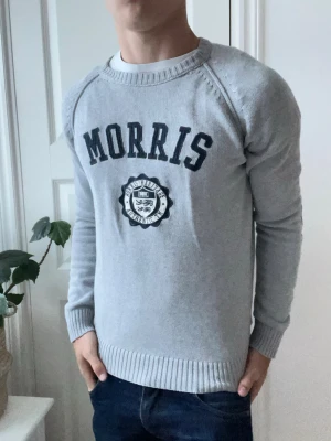 Morris tröja  - Morris tröja med tryck, hur snygg som helst med bra passform på modellen som är 180 cm 75 kg. Inga större defekter förutom ett litet håll i armhålan som inte syns! 
