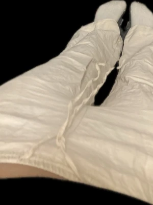 Liinnebyxor - Säljer ett par vit beiga linnebyxor.. Material pipeline: linne, vilket gör dem luftiga och sköna.