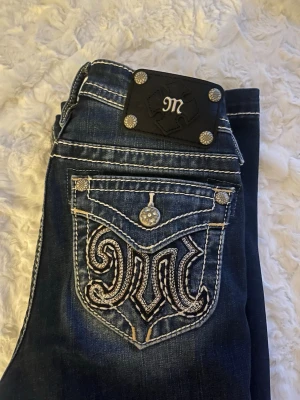 Miss Me jeans - Säljer ett par mörkblå boot cut Miss Me jeans i storlek 24. Dom är i nyskick, använt 1 gång. Passade inte mig riktigt i storleken.